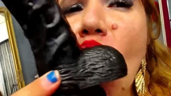 An einem schönen schwarzen Dildo lutschen und Nahaufnahme zeigen