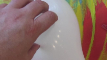 Ballons mit Fingernägel und zwischen den Beinen gepopped
