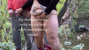 Große mollige Prinzessin melkt meinen großen Schwanz, während sie draußen masturbiert