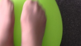 Grüner Ballon und hautfarbene Nylons !