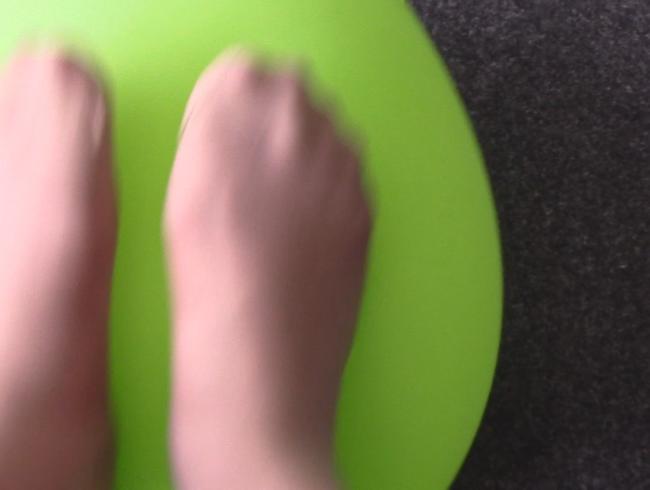 Grüner Ballon und hautfarbene Nylons !