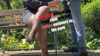 Heiße MILF hat draußen im Park großen Schwanz in ihren Kaffee gemolken