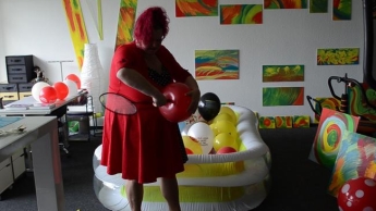 Hopsen auf den Bällen , Ballons mit Federballschläger  traktieren !