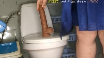 Kurvige MILF pisst und fickt ihren Dildo in der Toilette