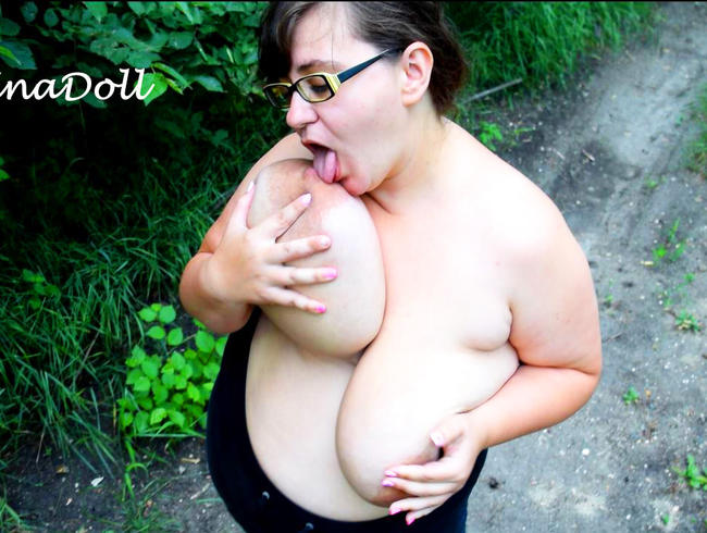 Lass uns nackt im Wald spazieren