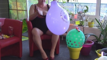 Lila Ballon beim Aufblasen geplatzt !