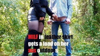 MILF im Lederrock bekommt draußen eine Ladung auf den Arsch