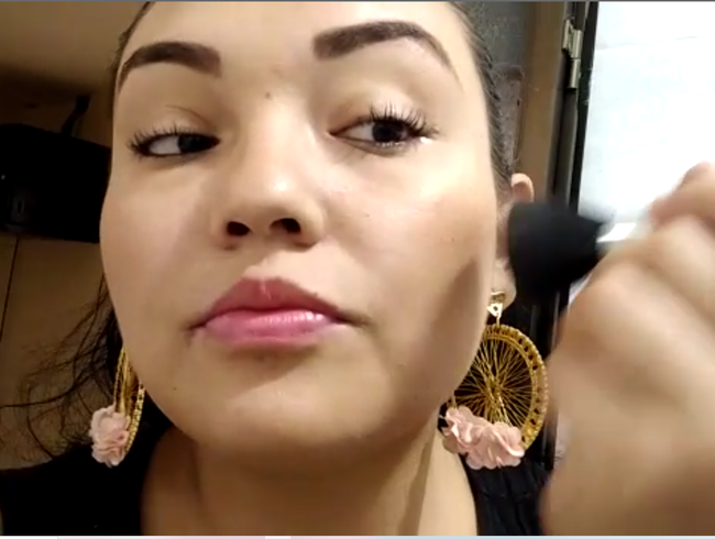 Make-up für Sie auftragen
