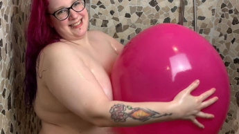 Öliger Spaß mit Ballons in der Dusche