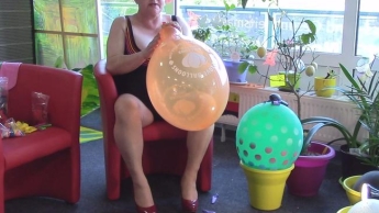 Oranger Ballon beim Aufblasen geplatzt !