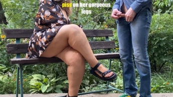 Stiefmutter ließ ihren Stiefsohn auf ihre wunderschönen Beine pissen