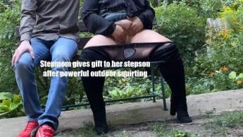 Stiefmutter schenkt ihrem Stiefsohn nach kräftigem Spritzen im Freien ein Geschenk