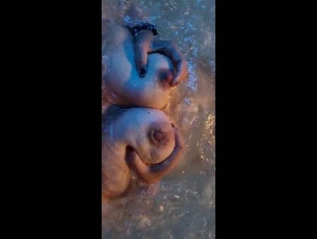 Tittenspiel im Wirlpool… Fett schwimmt immer oben, Titten im Pool auch