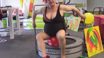 Trampolin lässt die Titten hüpfen !