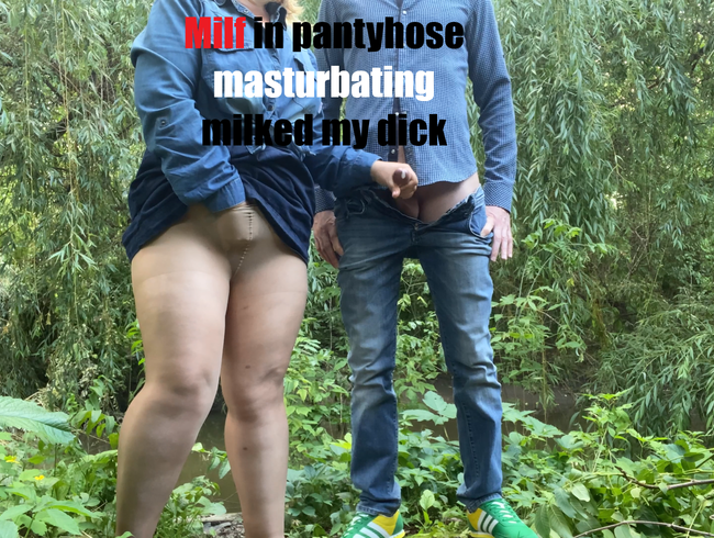 Unbekannte Milf in Strumpfhosen masturbiert meinen Schwanz im Freien gemolken