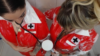 Waterfun Hot Nurses – Geil mit Katy in roten Glanz Lack Krankenschwestern Kittel geduscht