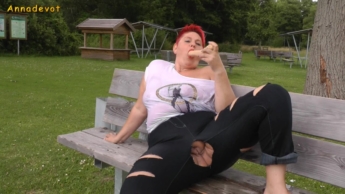 Mit RIPPED JEANS in den See