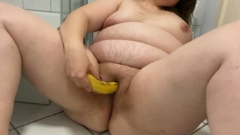 Amputiertes Vollweib stillt Ihre geile Lust mit einer Banane!