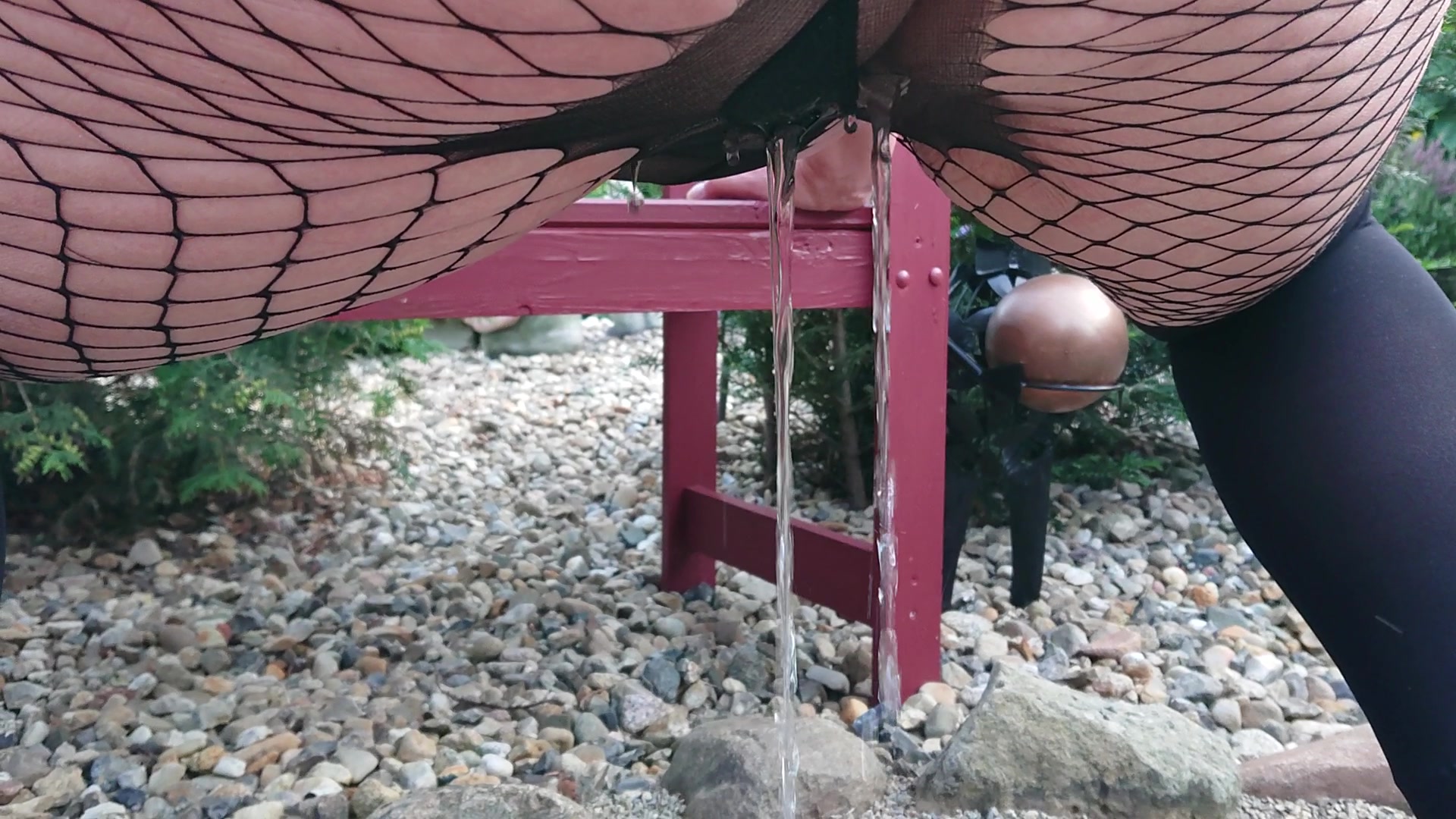 Outdoor Strumpfhose Pissen im Garten