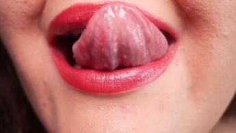 Liebevoll über die Lippen lecken – (kein Reden)