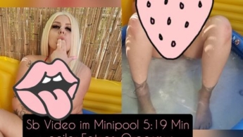 Orgasmus-Pussyfotze und XXL Titten im Minipool