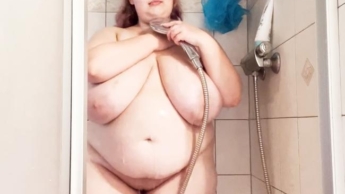 Dickes Mädchen squirtet unter der Dusche! Geht es noch nasser?