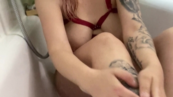 In der Badewanne masturbieren