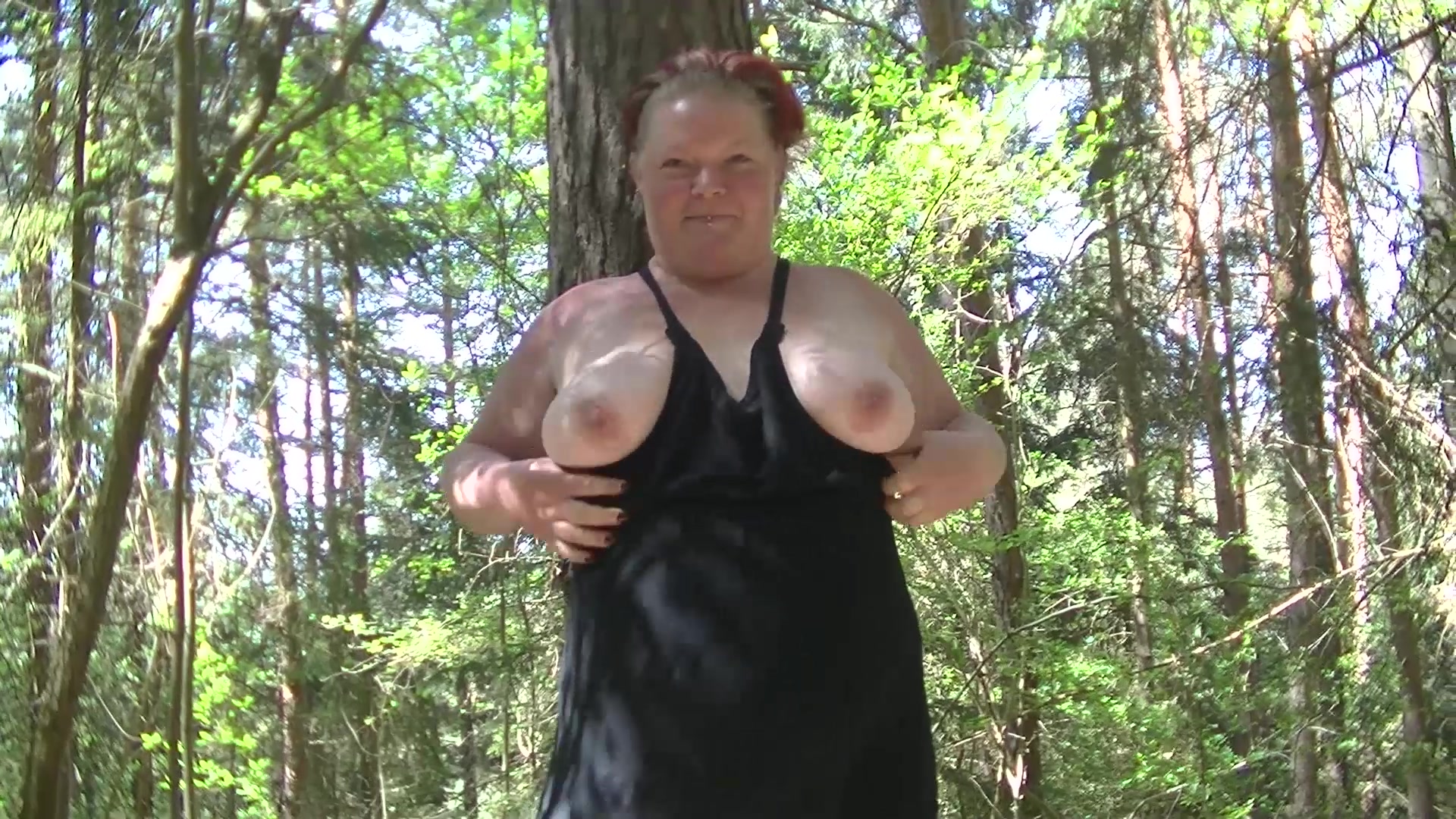 Schlampe pisst im Wald