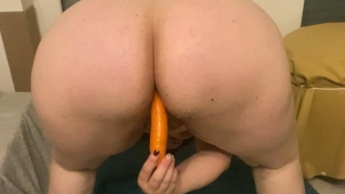 Große Karotte tief in Pussy und Arsch