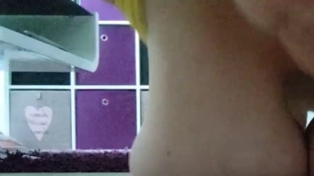 Liegestütz mit frei hängenden riesigen Titten. Ich treibe Sport und die Titten hängen