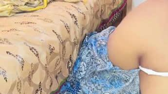 Arabische MILF-Stiefmutter steckt am Morgen des Eid-Tages unter dem Bett fest. Während sie das Zimmer ihres Sohnes putzt, fickt der Stiefsohn sie
