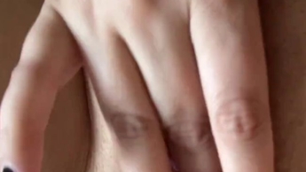 Ich fingere meine nasse Fotze und habe einen geilen Orgasmus