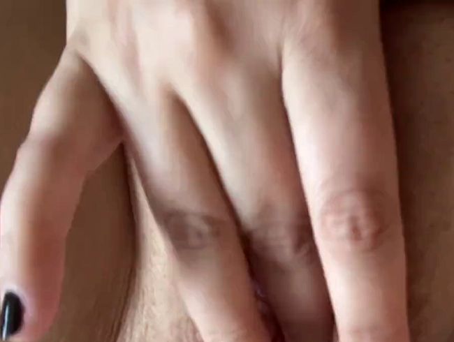 Ich fingere meine nasse Fotze und habe einen geilen Orgasmus
