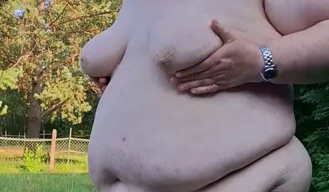 Userwunsch: Outdoor meinen heißen dicken Körper und meine feuchte Pussy gestreichelt