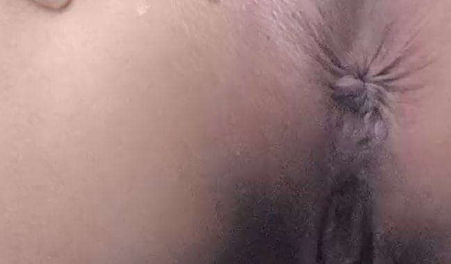 Vom Bett direkt unter die Dusche zum pissen