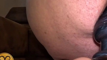 Fette Muschi dehnen – BBW mit riesen Dildo fickt sich selbst