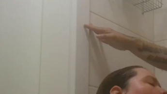 Geile BBW Milf beim Duschen schön in der Dusche Gefickt