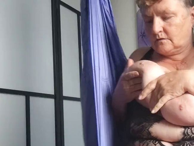 In meiner neuen Yogaschaukel hab ich meine dicken Titten geknetet und gesaugt