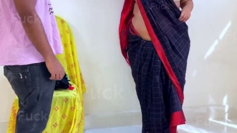 Ohne Bluse, Sari, trägt Gujarati Desi Tante wird von BH verkauft Männern gefickt