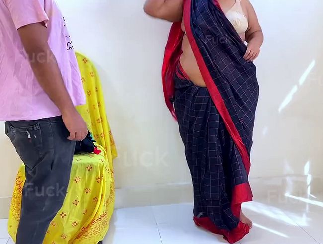 Ohne Bluse, Sari, trägt Gujarati Desi Tante wird von BH verkauft Männern gefickt