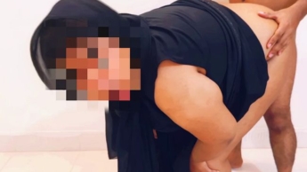 Arabisches Dienstmädchen hat eine persönliche Affäre mit dem 20-jährigen Sohn ihres Chefs