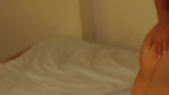 Heiße Schwägerin vom Schwager gefickt, als sie allein im Hotelbett war (kein Ton)