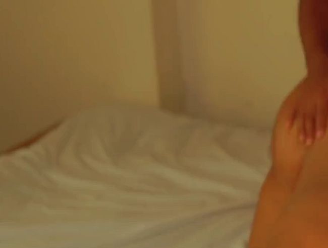 Heiße Schwägerin vom Schwager gefickt, als sie allein im Hotelbett war (kein Ton)