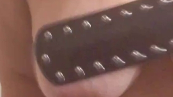 Mein Paddle klatscht auf meinen Arsch und lässt mich geil werden