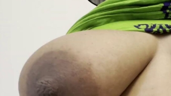 Riesiger Arsch mit hängenden Brüsten. Sexy Dienstmädchen wird im Büro vom Chef gefickt, als sie das Zimmer des Chefs putzt.