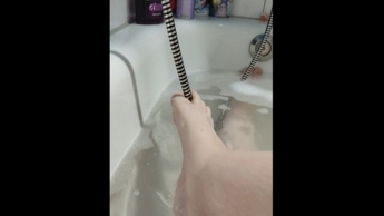 Füße und Beine in der Badewanne.. Lust auf einen Fußjob? // Video 019