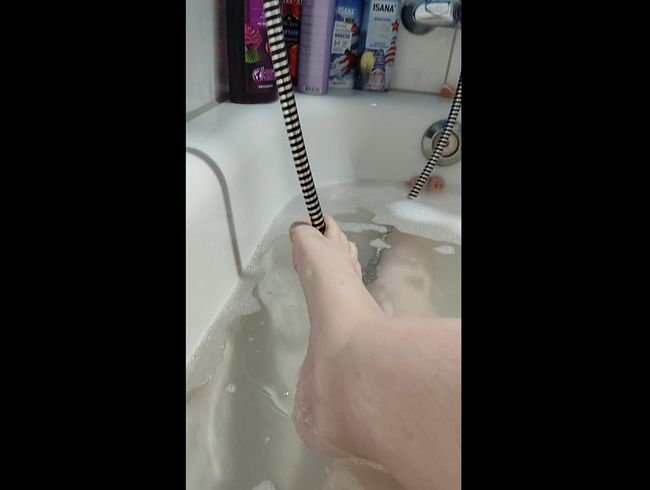 Füße und Beine in der Badewanne.. Lust auf einen Fußjob? // Video 019