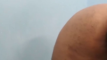 Heißes 18-jähriges Mädchen mit riesigem Hintern ist nackt und will von dir anal gefickt werden