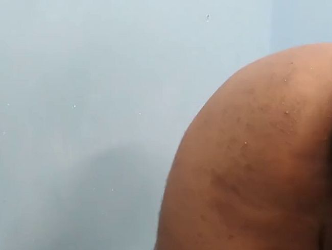 Heißes 18-jähriges Mädchen mit riesigem Hintern ist nackt und will von dir anal gefickt werden