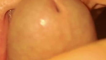 Kurzer Blowjob dann Happyend durch Hand und Frenulum massage mit Zunge und Lippen